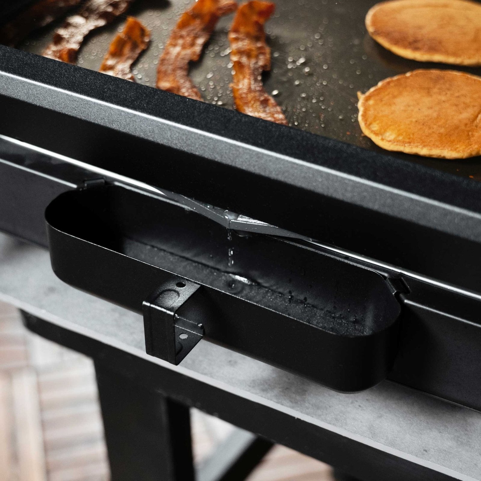 22-electric-tabletop-griddle-with-cart-3809941.jpg